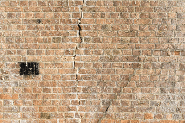 Creak in exterior brick work wall